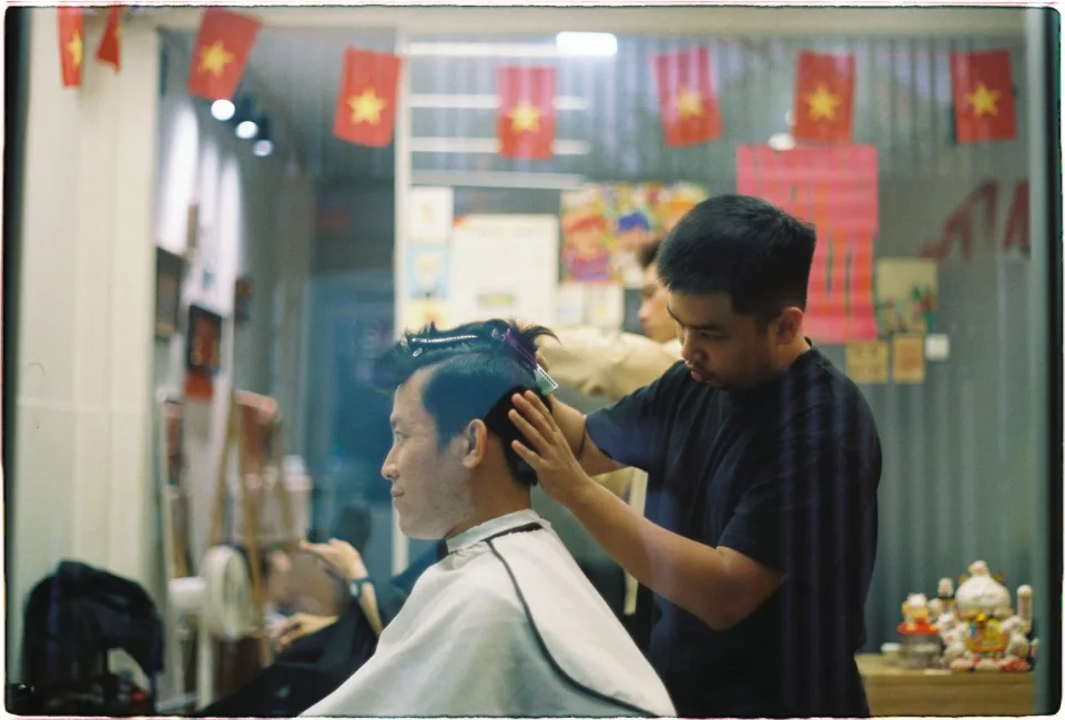 Khu chờ và sản phẩm chăm sóc tóc